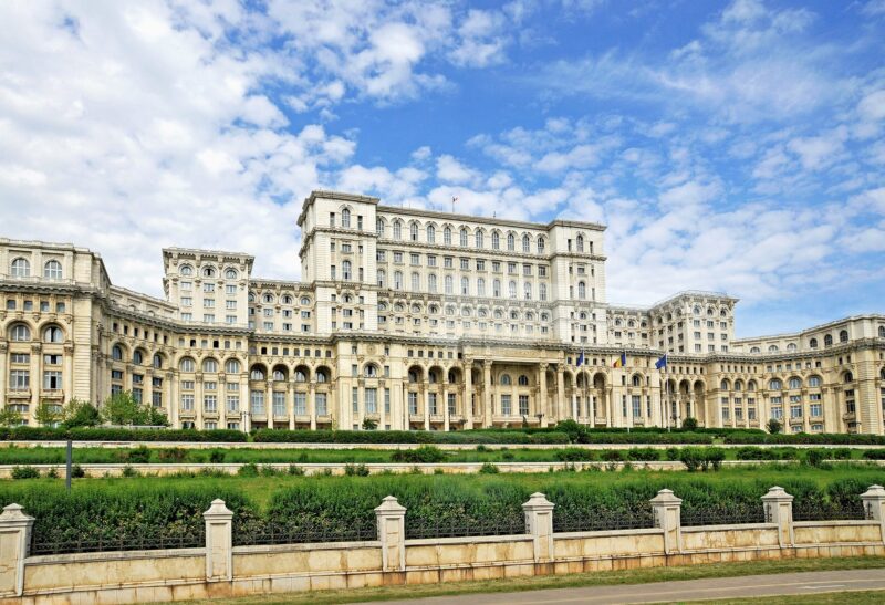 Protest în Parlament. Funcționarii intră în grevă japoneză chiar în timpul învestirii Guvernului