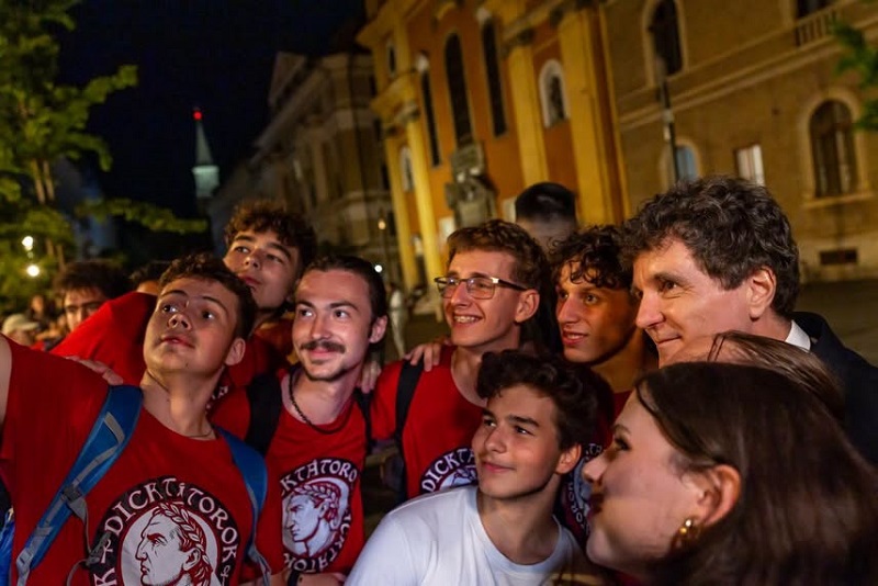 Nicușor Dan, baie de mulțime la Cluj, înainte de Summitul Flancului Estic