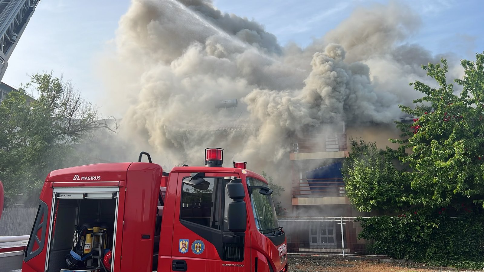 Incendiu devastator la o pensiune din Costinești. Trei persoane au avut nevoie de îngrijiri după izbucnirea focului