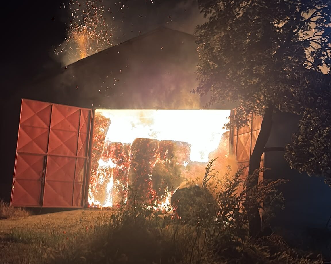 Incendiu devastator la o fermă din județul Constanța. Mii de baloți de paie au ars, iar pompierii s-au luptat cu flăcările peste 16 ore
