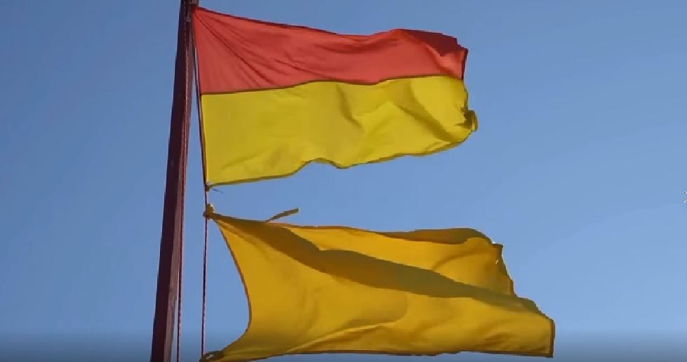 Steag galben cu roșu, pe plaja din Eforie Sud. Salvamarii avertizează turiștii: Marea este agitată!