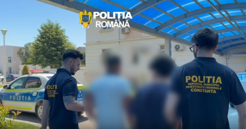 Tânăr bătut într-un autobuz din Constanța. Polițiștii au reținut doi bărbați