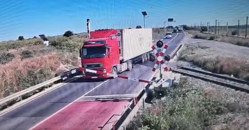 La un pas de tragedie în județul Constanța. Un TIR a trecut peste calea ferată după ce a forțat bariera coborâtă