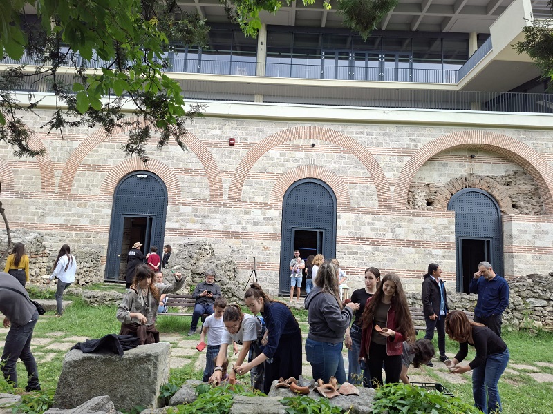 Expoziția „Vestigii”, realizată de elevii Colegiului de Arte „Regina Maria”, poate fi admirată la Edificiul Roman cu Mozaic
