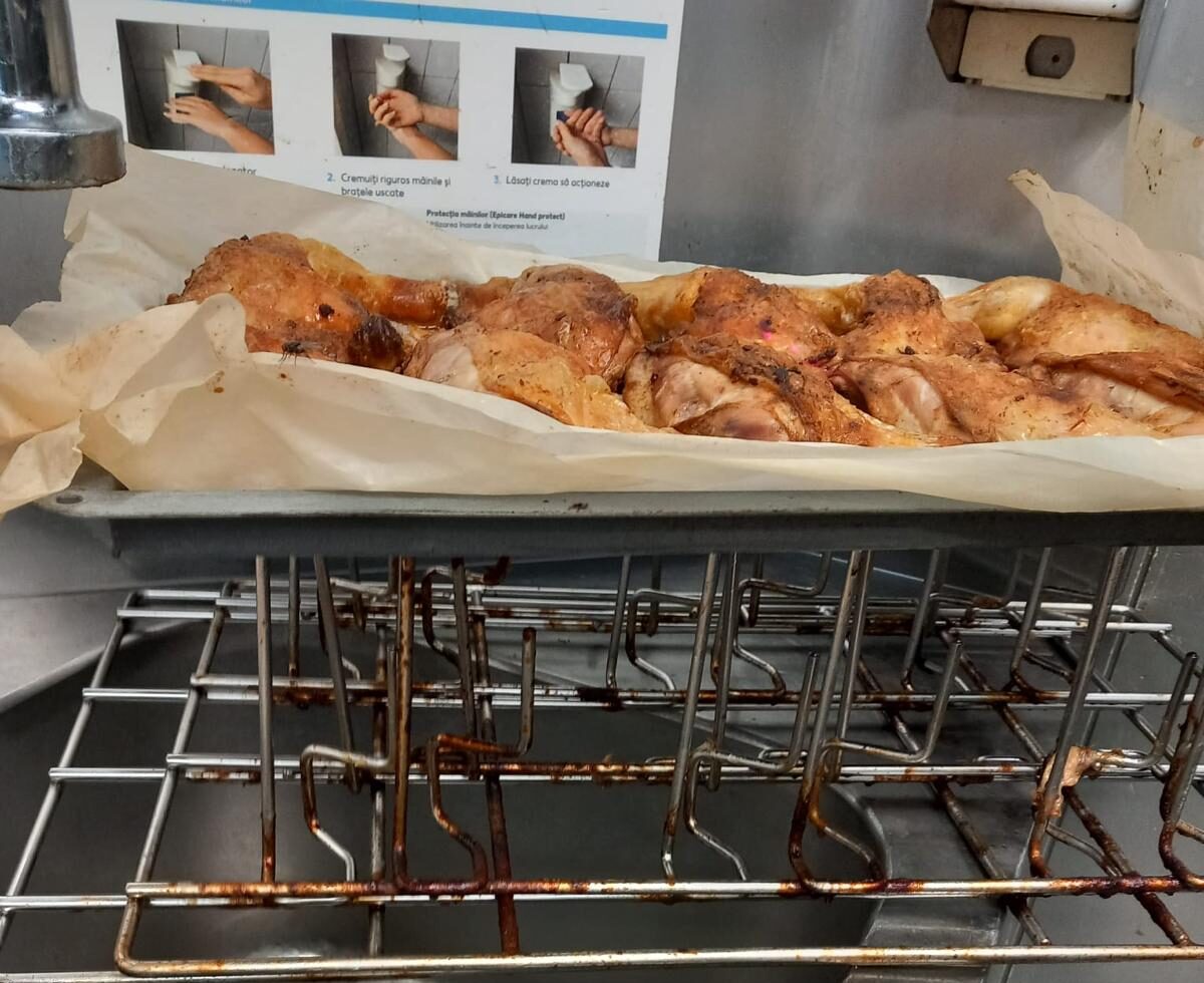 Zona de grill a unui Kaufland din Constanța, închisă de Protecția Consumatorilor! Muște pe alimente și nereguli grave descoperite la control