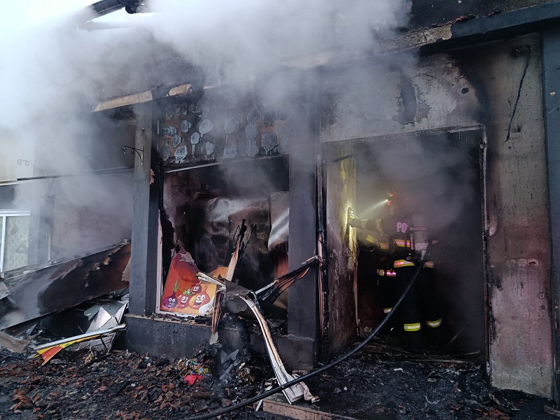 Incendiu puternic la un magazin din Tortoman. Pompierii au evacuat 16 butelii