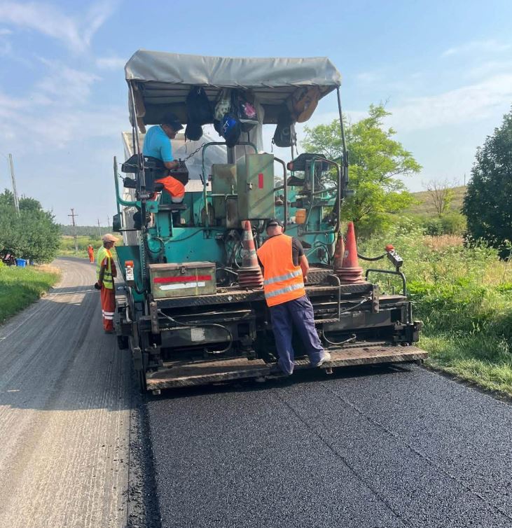 Lucrările pe DJ 391 avansează. Se toarnă asfalt nou pe tronsonul Cerchezu – Viroaga