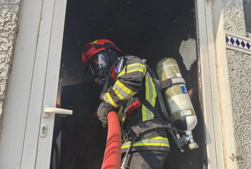 Incendiu la o casă din Năvodari. Pompierii intervin cu două autospeciale