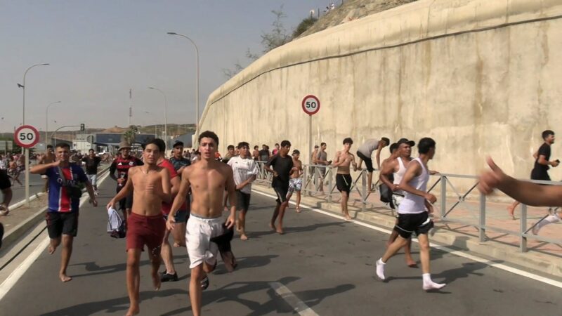 Haos la frontiera dintre Maroc și Spania. Mii de migranți au luat cu asalt enclava Ceuta, iar cel puțin 15 oameni au murit