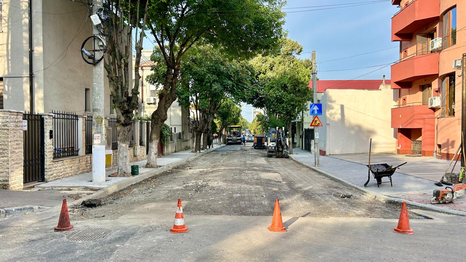 Lucrări de asfaltare pe o stradă din Faleza Nord. Traficul este restricționat