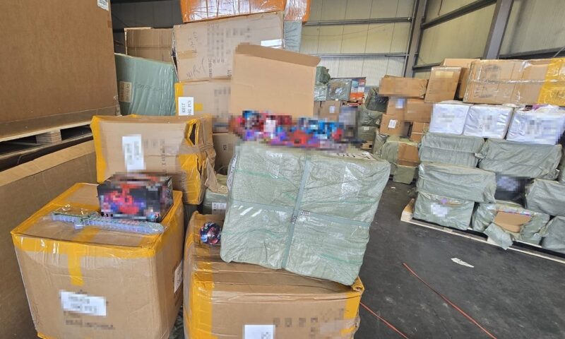 Zeci de mii de jucării contrafăcute, descoperite într-un container în Portul Constanța