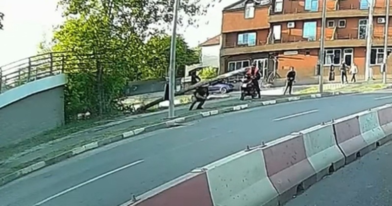Un bărbat a fost rănit după ce un stâlp de lemn a căzut peste el, în Năvodari