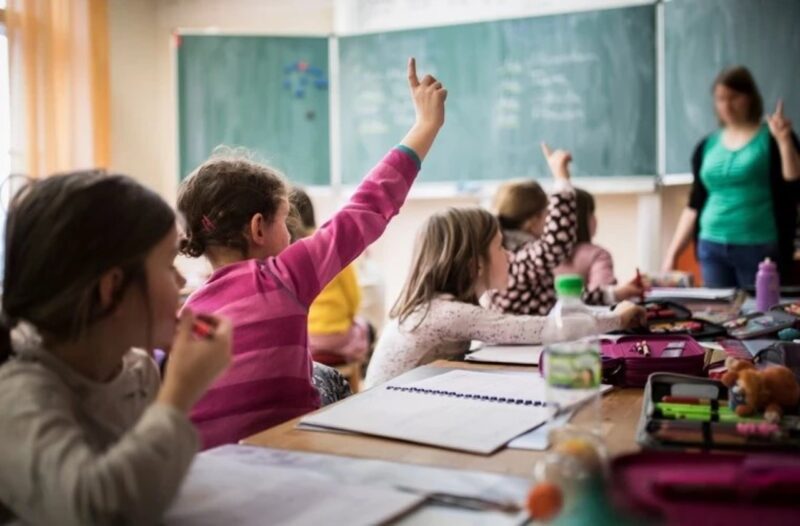 O clasă cu predare în limba română din Ucraina a fost închisă la 4 zile de la deschidere. Reacția Ambasadei Ucrainei la București