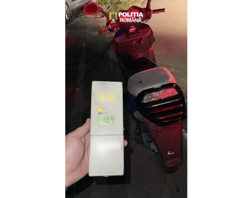 Scuterist beat și fără permis, depistat de polițiști pe o stradă din Negru Vodă