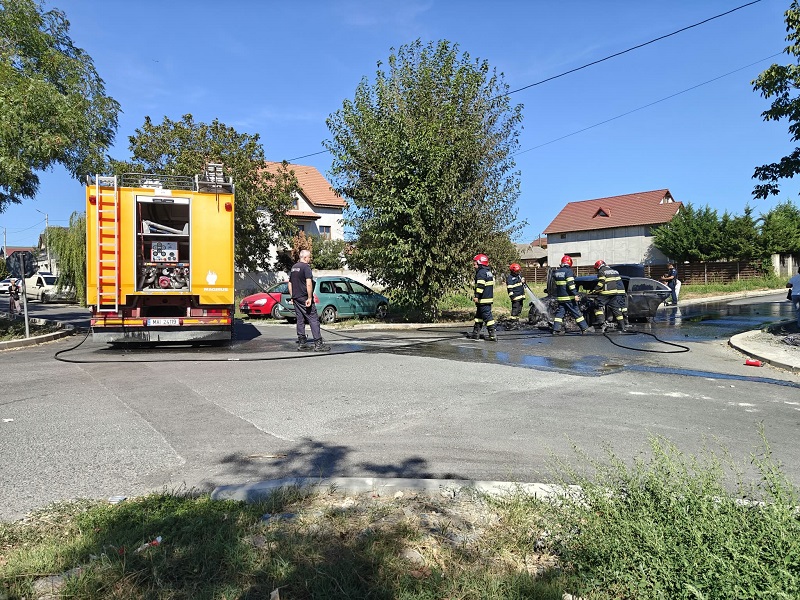 Clipe de panică în Lumina. O mașină cu patru pasageri a luat foc. Un bărbat, asistat de echipajul SMURD