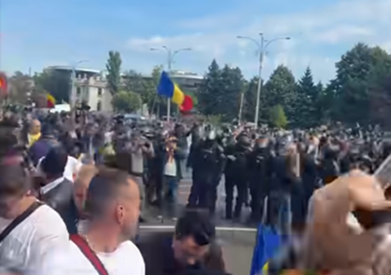 UPDATE. Protestul oierilor continuă. Ameninţă că pleacă spre Valea Oltului şi Comarnic, la chemarea fermierilor din zonă, care se pregătesc să blocheze drumurile