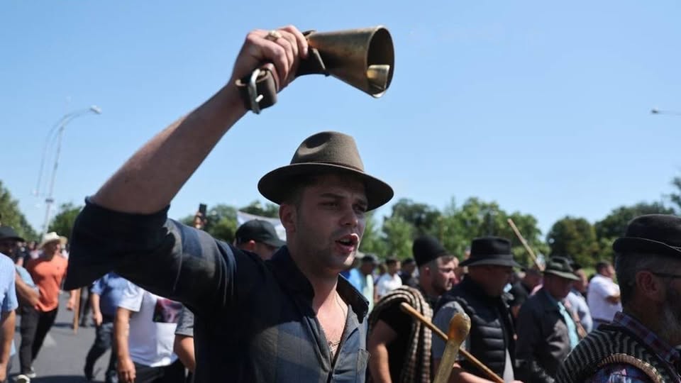 Protest de amploare al fermierilor în Piața Victoriei. Oierii cer demisii și despăgubiri, iar Jandarmeria a instituit filtre la intrarea în București