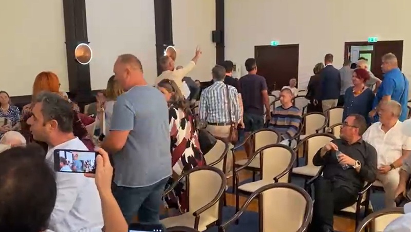 Dezbatere cu scandal privind parcările din Constanța. Vergil Chițac nu a venit, iar mai mulți constănțeni au plecat din sală